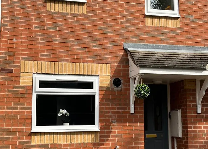 Claygate Place - Entire 2 Bed House, Off Street Parking - Perfect For Holiday Breaks Or Contractors