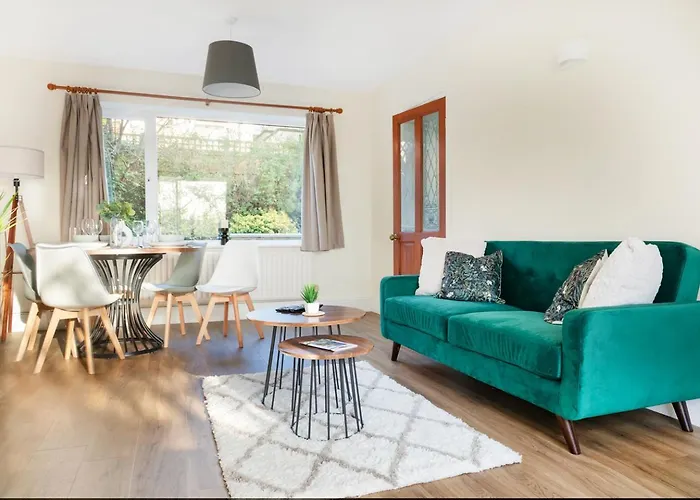 Stylish 3 Bedroom Home - Spacious - Beautifully Presented - Flex Check-In - Free Parking