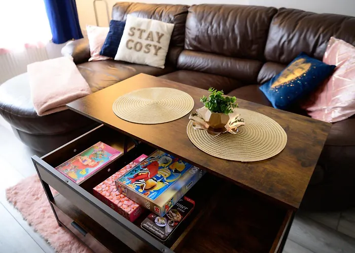 Located In The Peaceful Ng8 Wollaton , Perfect For Business Trips & Family Holidays Or Working Proffesionals-Long Term Deals, M1 Nearby , Free Parking , Private Garden , 500Mb Wi-Fi , Netflix
