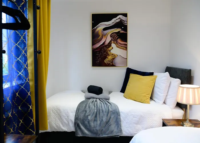 Located In The Peaceful Ng8 Wollaton , Perfect For Business Trips & Family Holidays Or Working Proffesionals-Long Term Deals, M1 Nearby , Free Parking , Private Garden , 500Mb Wi-Fi , Netflix